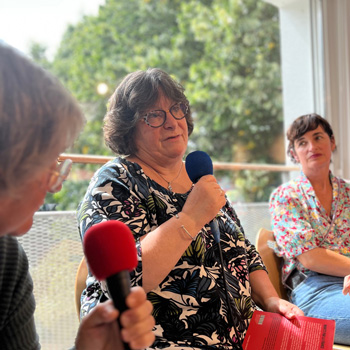 Accueillie lors du Dimanche chez Germaine de juillet, l'historienne Armelle Mabon s'entretient au micro de Radio Balises pour parler de la recherche en histoire comme acte de résistance. Son ouvrage «Le Massacre de Thiaroye. Histoire d'un mensonge d'Etat», retrace dix ans d'un combat pour réhabiliter les tirailleurs sénégalais et les faire reconnaître comme victimes d'un crime d'Etat.